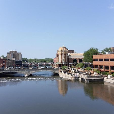 Hometowne Studios By Red Roof And Conference Center Chicago - N Aurora Naperville North Aurora Zewnętrze zdjęcie