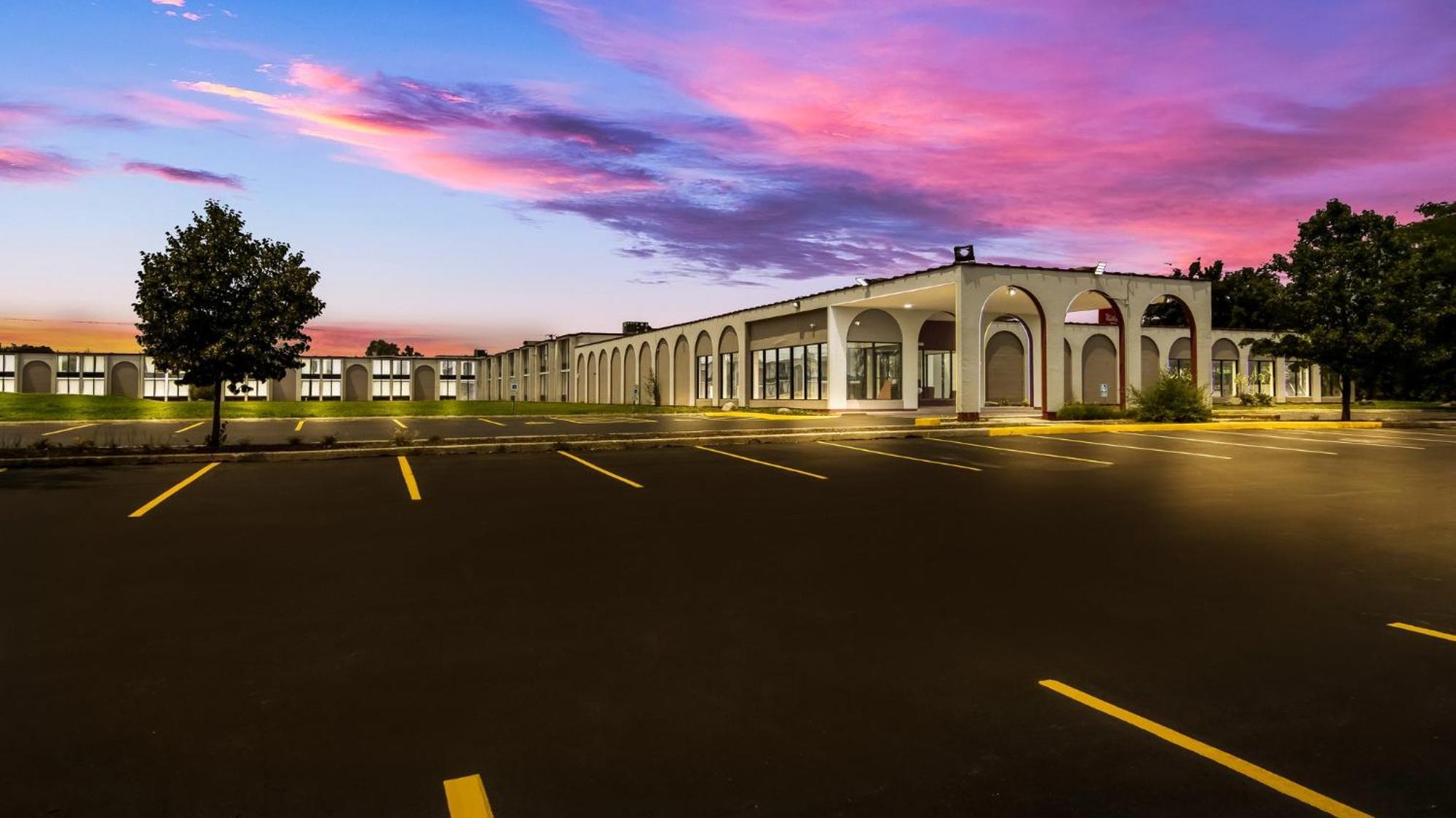 Hometowne Studios By Red Roof And Conference Center Chicago - N Aurora Naperville North Aurora Zewnętrze zdjęcie
