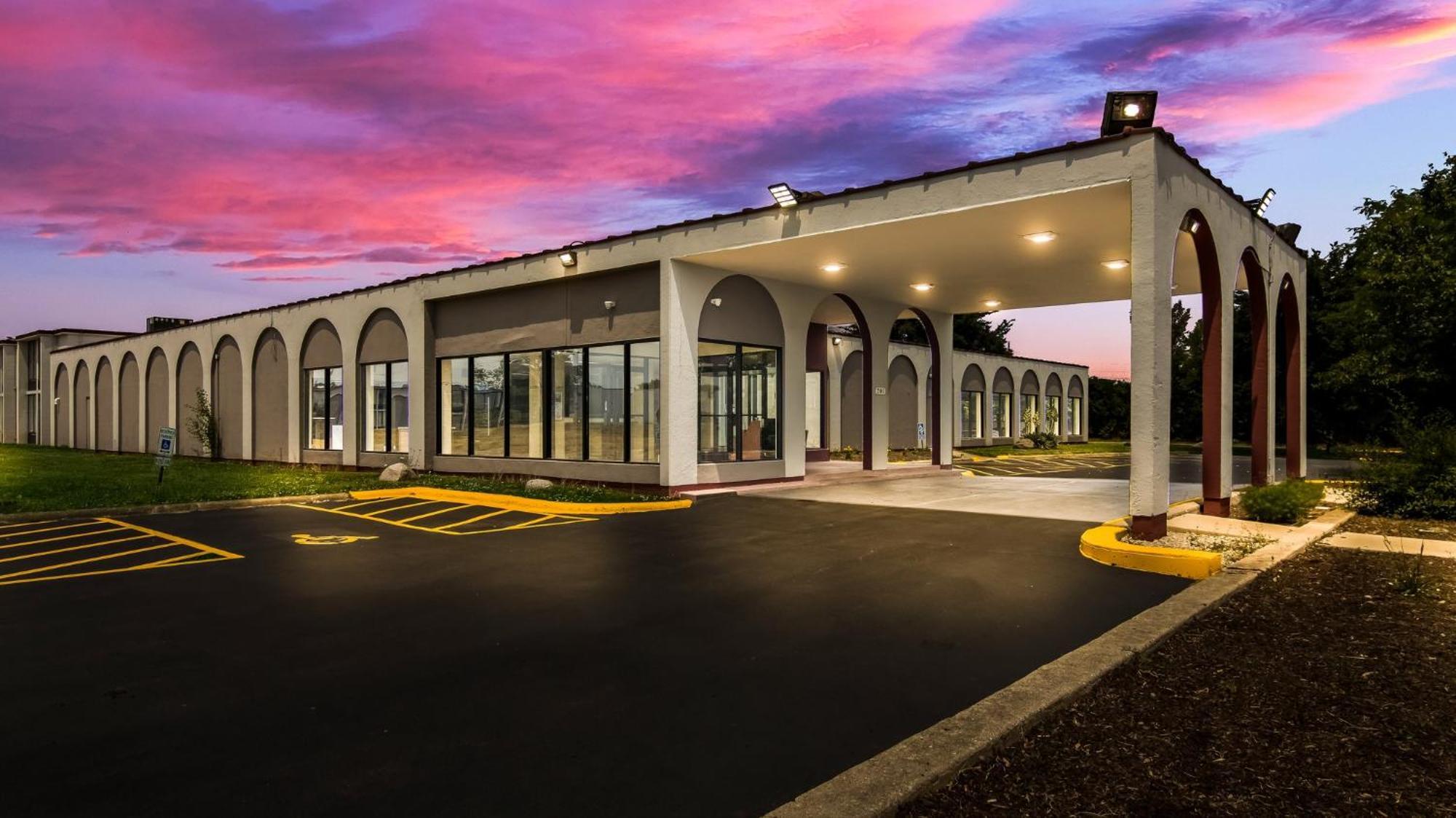 Hometowne Studios By Red Roof And Conference Center Chicago - N Aurora Naperville North Aurora Zewnętrze zdjęcie